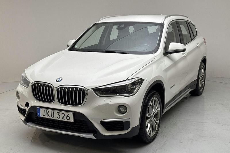 Vit Begagnad 2016 BMW X1 xLine SUV | 112 000 kr (Superpris) - Bild 1/4