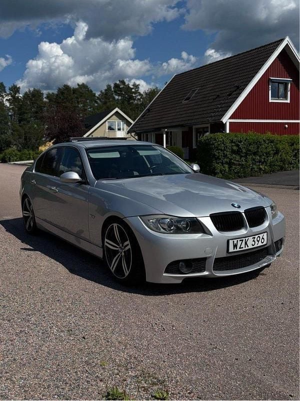Grå Begagnad 2006 BMW 325 Advantage Sedan | 50 000 kr (Marknadspris) - Bild 1/4
