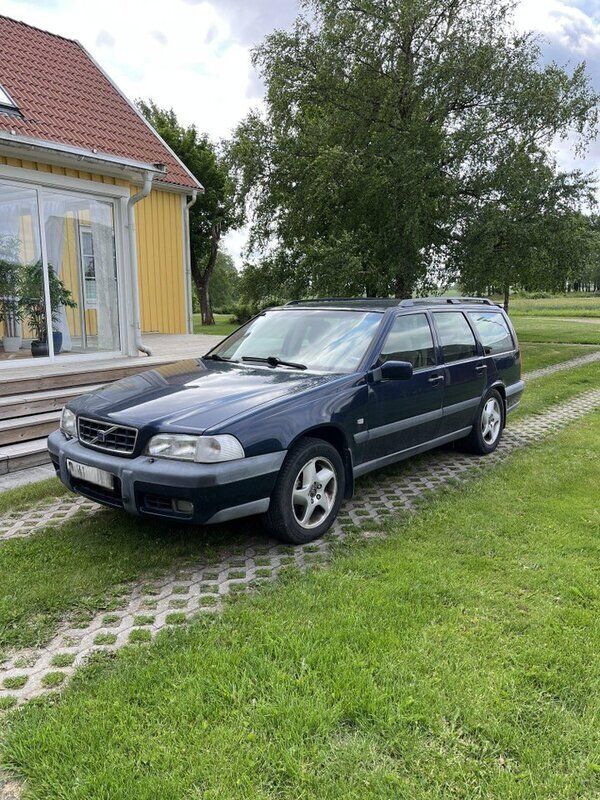 Blå Begagnad 2000 Volvo XC70 SUV | 10 000 kr (Marknadspris) - Bild 1/4