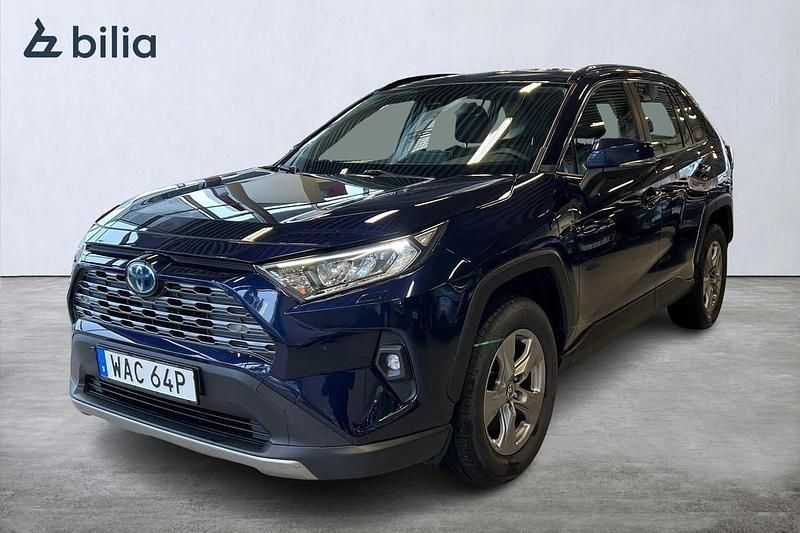 Mörkblå (blå) Begagnad 2022 Toyota RAV4 Hybrid Active SUV | 329 900 kr (Marknadspris) - Bild 1/3