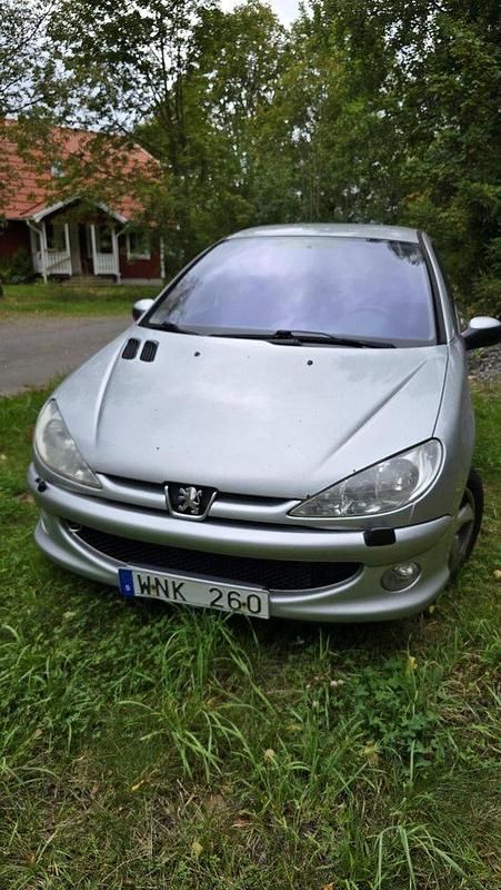 Grå Begagnad 2005 Peugeot 206 Sport Halvkombi | 13 500 kr (Lite dyr) - Bild 1/2