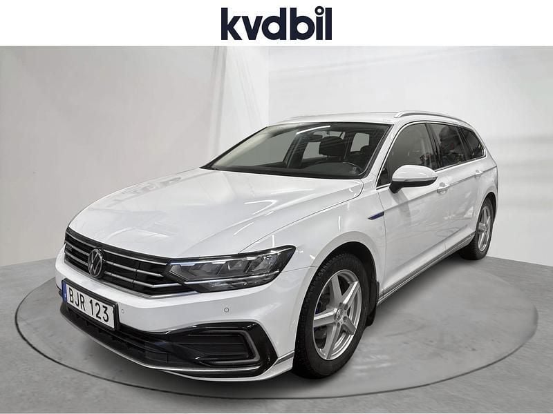 Begagnad VW Passat GTE 218 HK (160 kW) 2023 Vit Kombi
