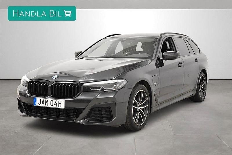 Grå Begagnad 2023 BMW 530e M Sport Kombi | 379 900 kr (Marknadspris) - Bild 1/4