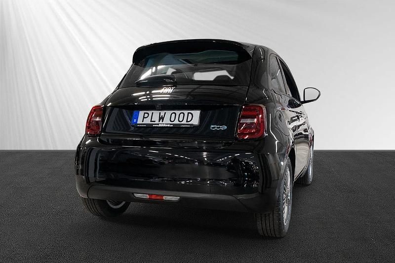Begagnad Fiat 500e 88 kW (120 HK) 2022 Svart Halvkombi
