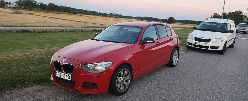 Röd Begagnad 2012 BMW 116 M Sport Halvkombi | 79 999 kr (Marknadspris) - Bild 1/4