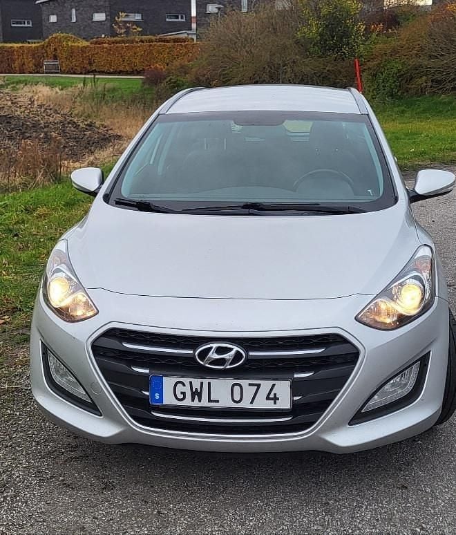 Silver Begagnad 2015 Hyundai i30 Comfort Kombi | 55 000 kr (Superpris) - Bild 1/4
