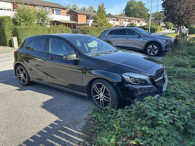 Svart Begagnad 2017 Mercedes A180 AMG Halvkombi | 129 000 kr (Superpris) - Bild 1/4