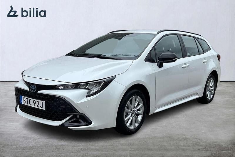 Vit Ny 2025 Toyota Corolla Active Kombi | 360 900 kr (Lite dyr) - Bild 1/4