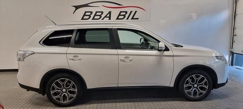 Vit Begagnad 2015 Mitsubishi Outlander SUV | 99 900 kr (Marknadspris) - Bild 1/4