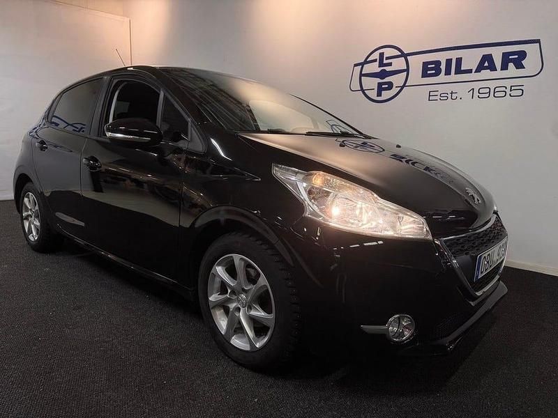 Svart Begagnad 2013 Peugeot 208 Halvkombi | 74 000 kr (Lite dyr) - Bild 1/4