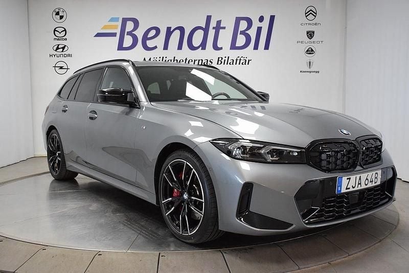 Grå Begagnad 2024 BMW M340 M Sport Sedan | 789 500 kr (Dyr) - Bild 1/3