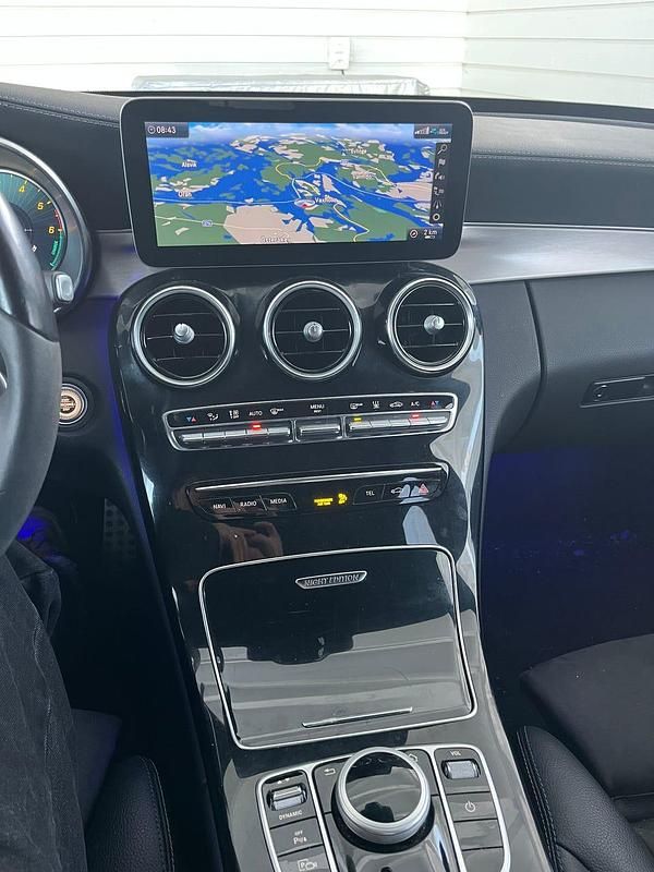 Begagnad Mercedes C300e 306 HK (225 kW) 2021 Silvermetallic med viss ton mot brons