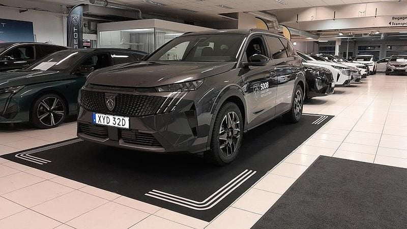 Grå Ny 2025 Peugeot 5008 GT Minibuss | 439 900 kr (Marknadspris) - Bild 1/4