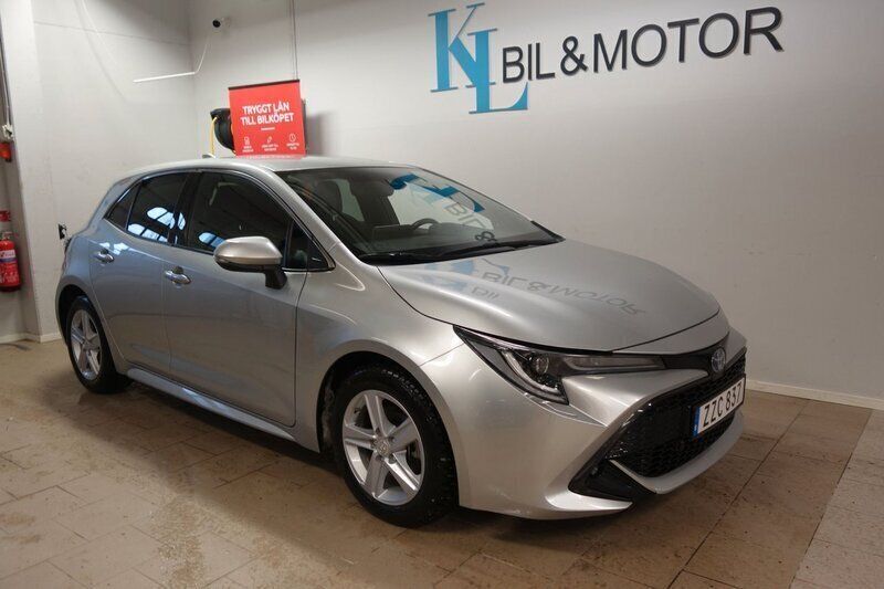 Silver (silvermetallic) Begagnad 2022 Toyota Corolla Hybrid Style Halvkombi | 239 900 kr (Marknadspris) - Bild 1/4