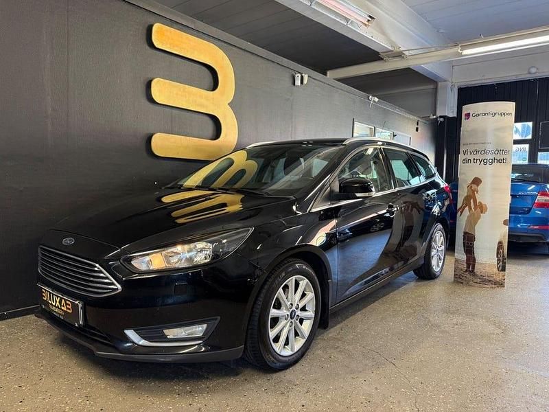 Svart Begagnad 2015 Ford Focus Titanium Kombi | 39 900 kr (Marknadspris) - Bild 1/4