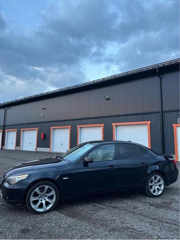 Blå Begagnad 2006 BMW 525 Sport Line Sedan | 73 000 kr (Marknadspris) - Bild 1/4
