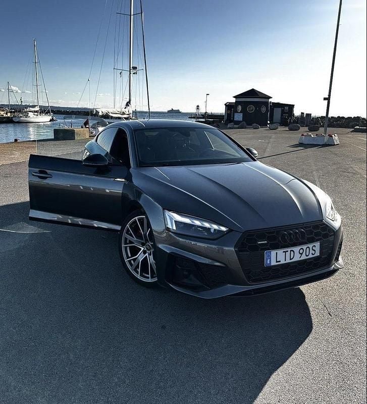 Grå Begagnad 2021 Audi A5 Sportback Edition .1 Halvkombi | 379 900 kr (Bra pris) - Bild 1/4