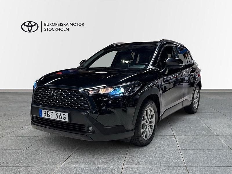 Svart (svart metallic) Begagnad 2024 Toyota Corolla Cross Active SUV | 379 898 kr (Marknadspris) - Bild 1/4
