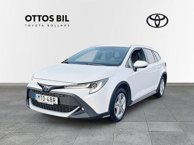 Vit Begagnad 2022 Toyota Corolla SUV | 259 000 kr (Marknadspris) - Bild 1/4