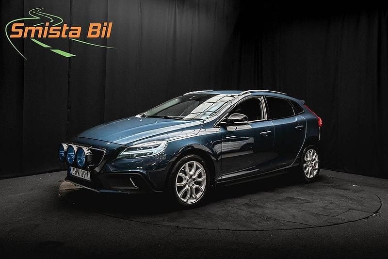 Mörkblå Begagnad 2018 Volvo V40 CC Summum Kombi | 198 700 kr (Marknadspris) - Bild 1/4