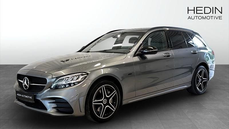 Mörkgrå (grey) Begagnad 2020 Mercedes C300e AMG line Kombi | 304 900 kr (Lite dyr) - Bild 1/4