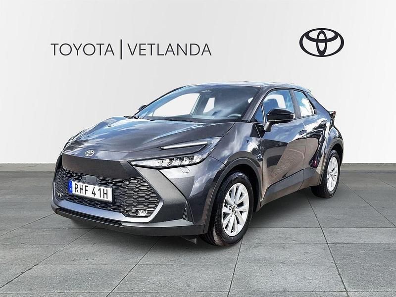 Mörkgrå (grå) Ny 2025 Toyota C-HR Active SUV | 317 500 kr (Bra pris) - Bild 1/4