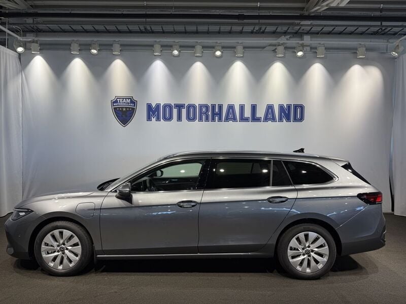 Grå Ny 2025 VW Passat Business Kombi | 518 100 kr (Bra pris) - Bild 1/4