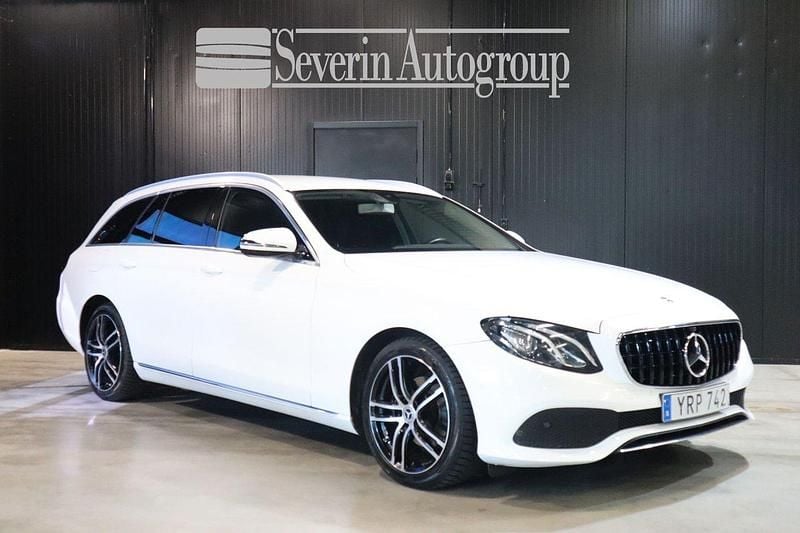 Vit (vit metallic) Begagnad 2017 Mercedes E220 Kombi | 199 000 kr (Superpris) - Bild 1/4