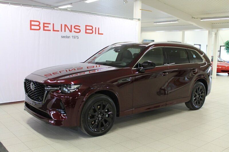 Röd (artisan red metallic) Begagnad 2024 Mazda CX-80 Homura-Line SUV | 599 500 kr (Marknadspris) - Bild 1/4