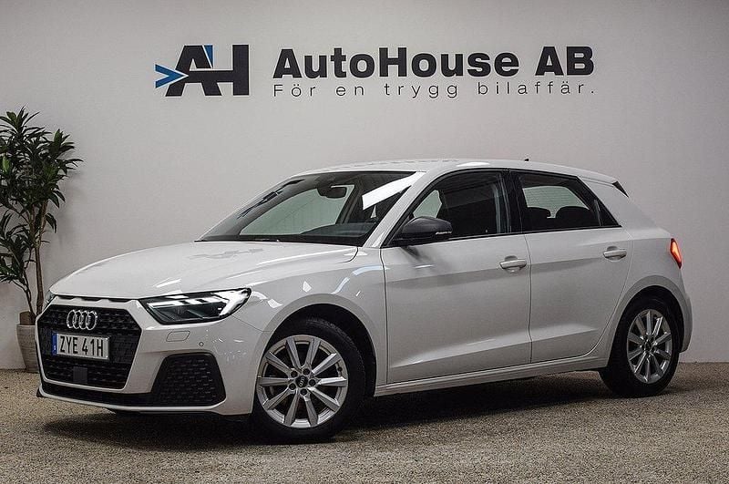 Vit Begagnad 2022 Audi A1 Sportback Comfort Halvkombi | 224 000 kr (Marknadspris) - Bild 1/4