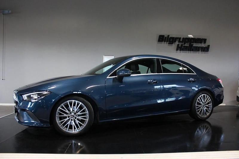 Blå Begagnad 2019 Mercedes CLA180 Sedan | 264 900 kr (Marknadspris) - Bild 1/3