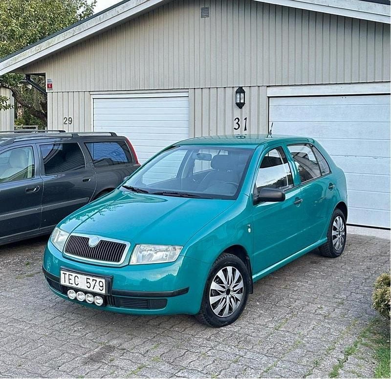 Grön Begagnad 2002 Skoda Fabia Halvkombi | 16 000 kr (Marknadspris) - Bild 1/4