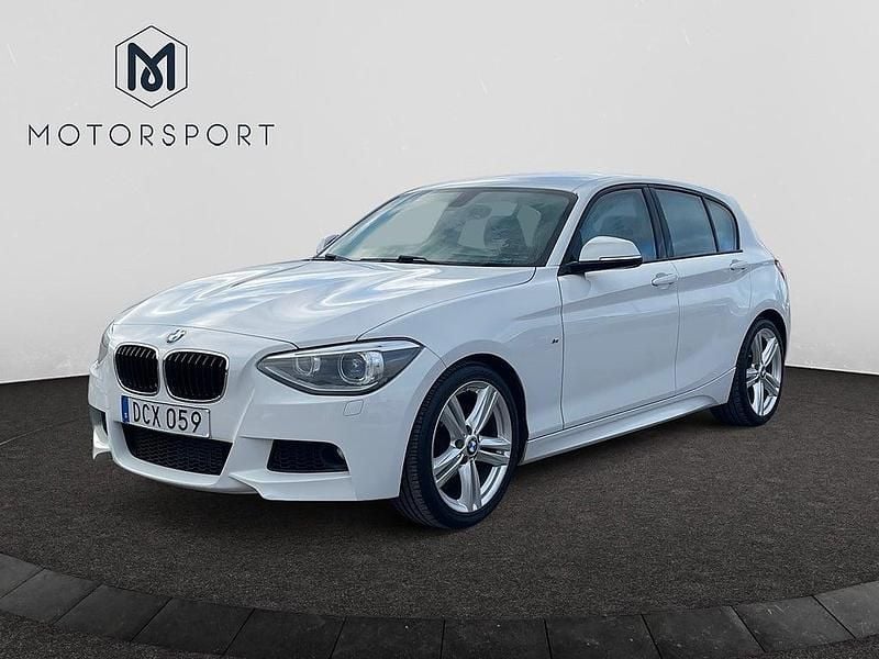 Vit Begagnad 2014 BMW 116 M Sport Halvkombi | 129 900 kr (Marknadspris) - Bild 1/3