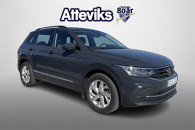 Mörkgrå Begagnad 2024 VW Tiguan Life SUV | 299 800 kr (Superpris) - Bild 1/4