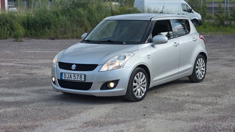 Grå Begagnad 2012 Suzuki Swift Halvkombi | 29 900 kr (Marknadspris) - Bild 1/3