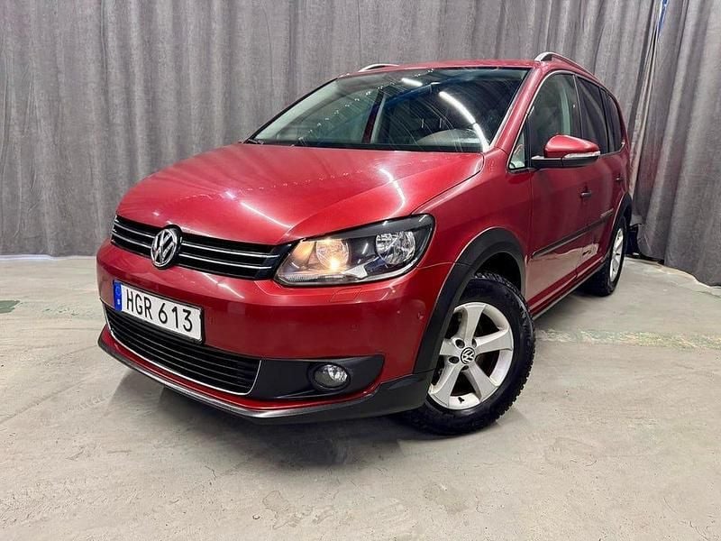 Röd Begagnad 2015 VW Touran Cross Minibuss | 89 900 kr (Marknadspris) - Bild 1/4