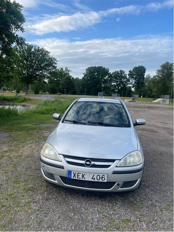 Grå Begagnad 2006 Opel Corsa Halvkombi | 41 500 kr (Marknadspris) - Bild 1/4