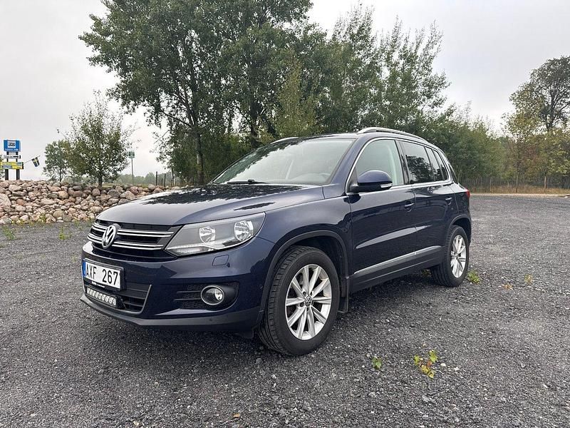 Mörkblå Begagnad 2013 VW Tiguan Sportline SUV | 148 500 kr (Lite dyr) - Bild 1/4