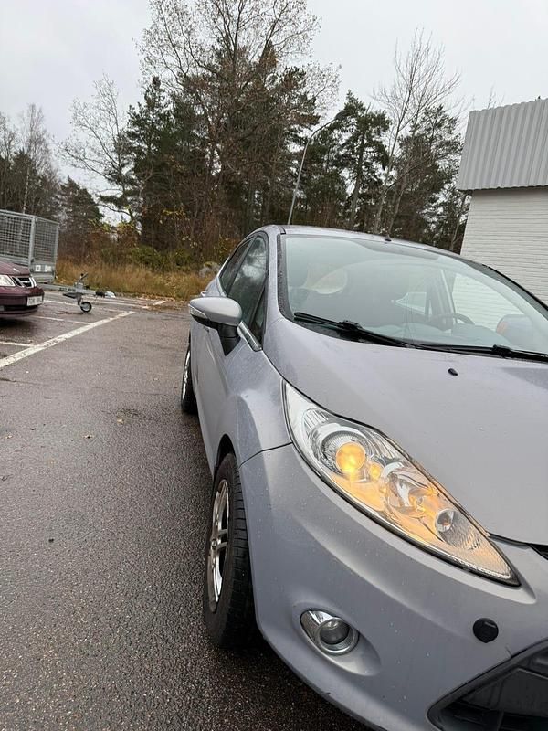 Begagnad 2011 Ford Fiesta Halvkombi | 24 800 kr (Marknadspris) - Bild 1/4
