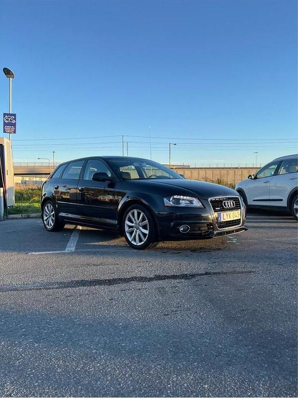 Svart Begagnad 2012 Audi A3 Sportback Sport Halvkombi | 76 000 kr (Marknadspris) - Bild 1/4