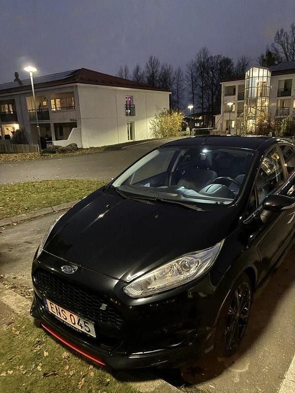 Svart Begagnad 2015 Ford Fiesta Titanium Halvkombi | 59 900 kr (Marknadspris) - Bild 1/4
