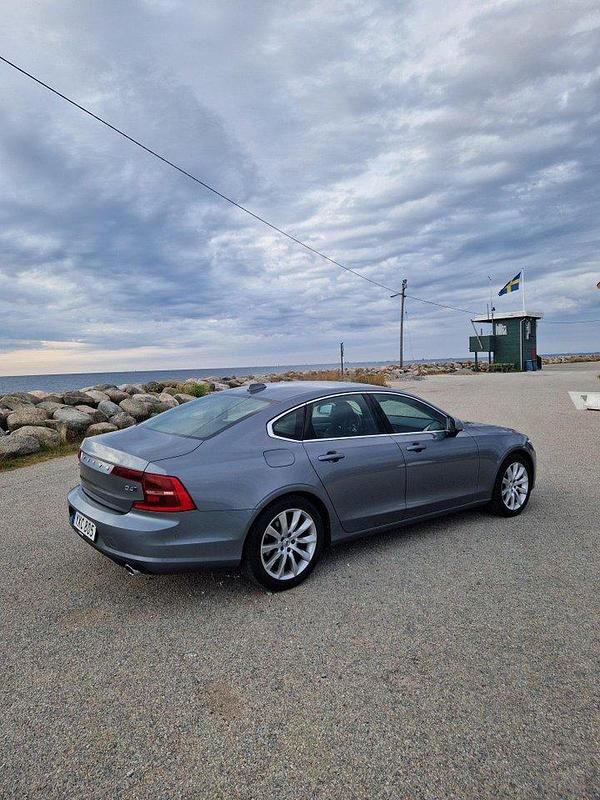 Grå Begagnad 2018 Volvo S90 Momentum Sedan | 220 000 kr (Marknadspris) - Bild 1/4