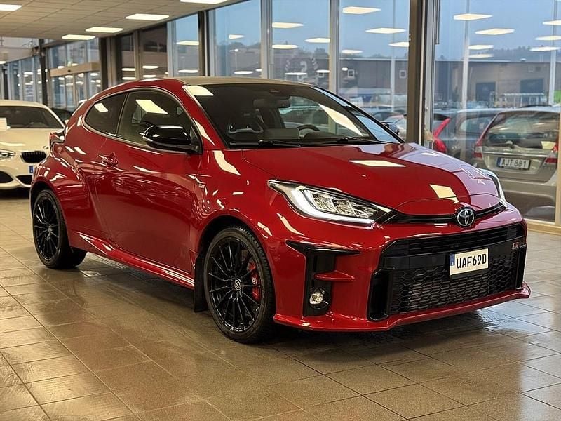 Begagnad Toyota Yaris 264 HK (194 kW) 2021 Röd Halvkombi