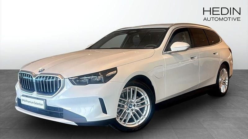 Vit Begagnad 2025 BMW 530 Kombi | 558 700 kr - Bild 1/4