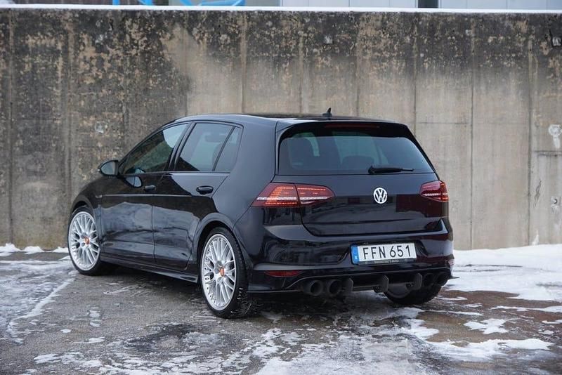 Begagnad VW Golf VII R 301 HK (221 kW) 2016 Svart Halvkombi