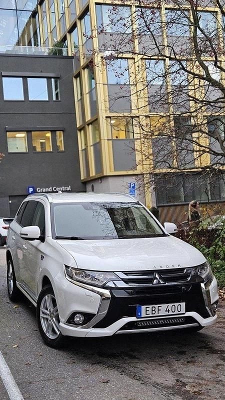 Vit Begagnad 2018 Mitsubishi Outlander P-HEV Comfort Edition SUV | 177 000 kr (Marknadspris) - Bild 1/4
