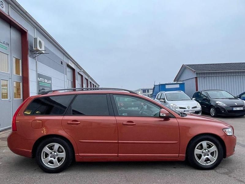 Begagnad Volvo V50 Momentum 116 HK (85 kW) 2011 Röd Kombi