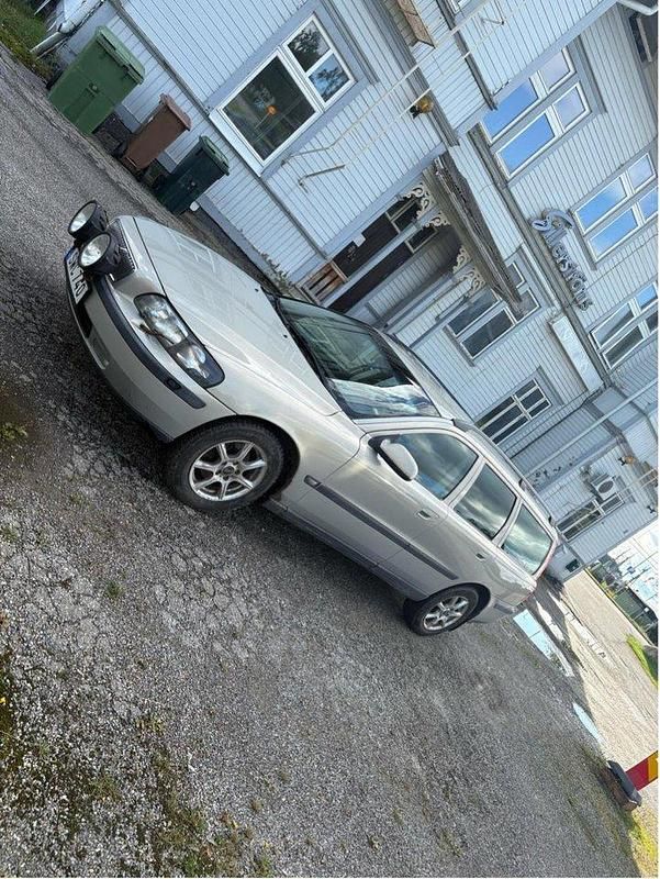 Grå Begagnad 2002 Volvo V70 Kombi | 18 000 kr (Marknadspris) - Bild 1/4