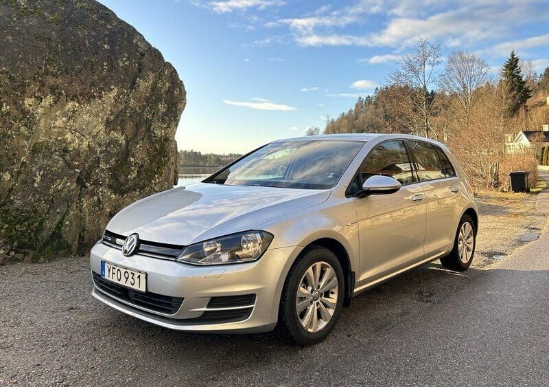 Silver Begagnad 2017 VW Golf VII Halvkombi | 104 900 kr (Superpris) - Bild 1/4