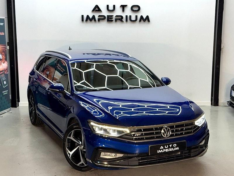 Blå Begagnad 2019 VW Passat R-line Kombi | 239 900 kr (Marknadspris) - Bild 1/4